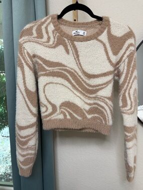 Hollister White and Beige Marble-Print Fuzzy Sweater